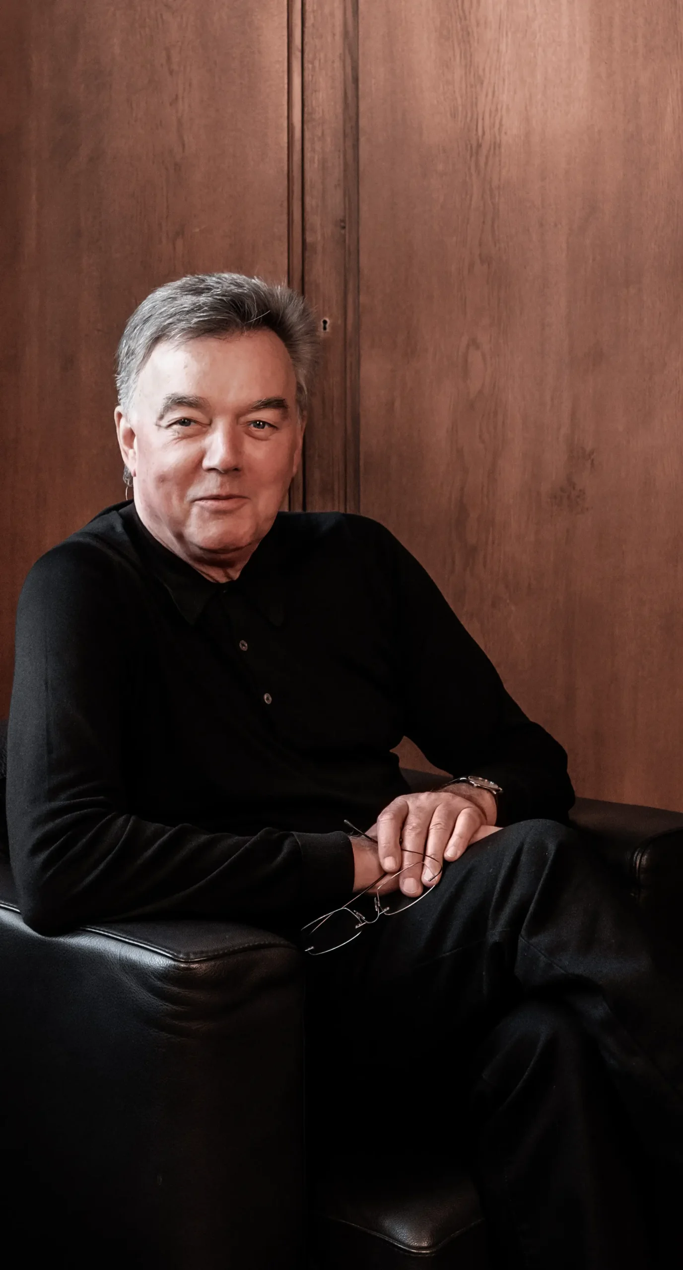 25 Jahre Vierhaus Interview Heinrich Vierhaus sitzend Hochformat